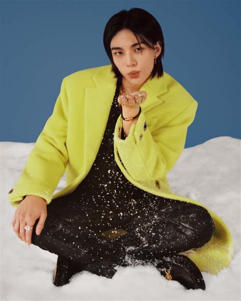 hyunjin versace holiday.